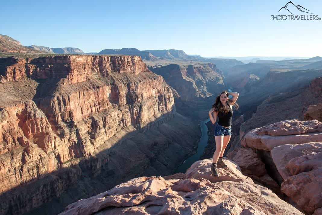 Reisejournalistin Biggi Bauer posiert am Toroweap Overlook, dahinter geht es steil in die Tiefe