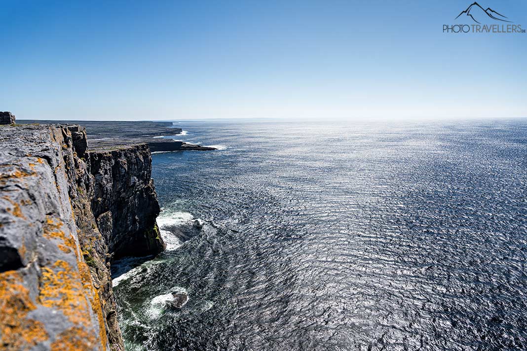Der Blick über die Klippen von der Festungsanlage Dún Aonghasa auf Inishmore, Irland