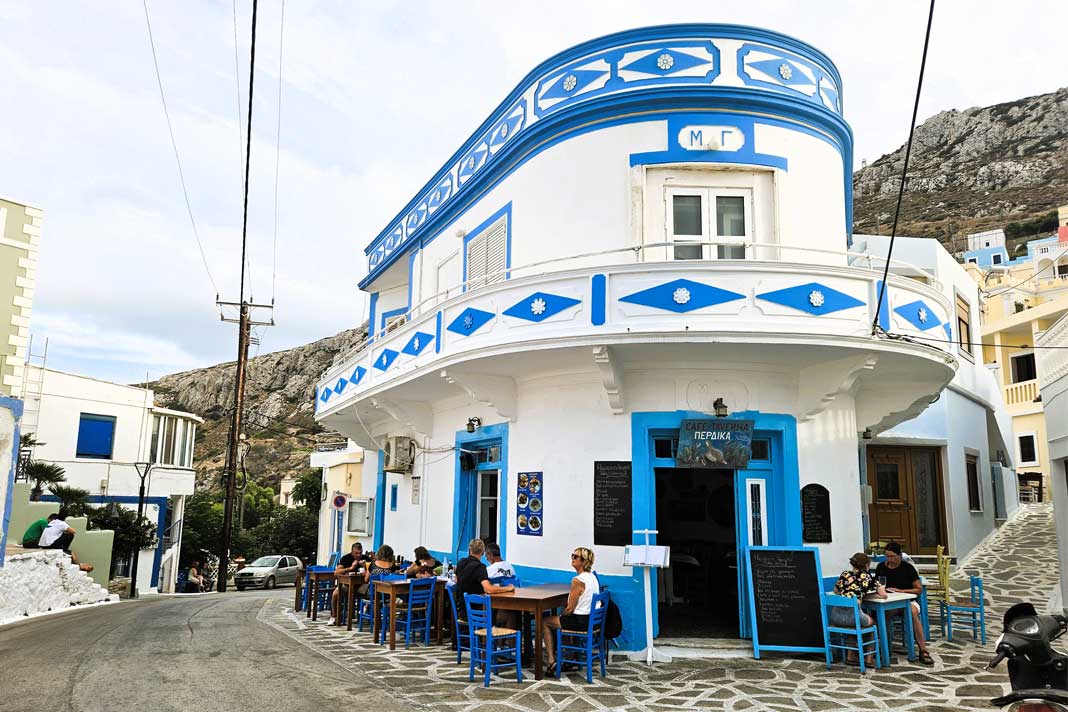 Ein Haus mit weiß-blauer Fassade im Bergdorf Menetes auf Karpathos
