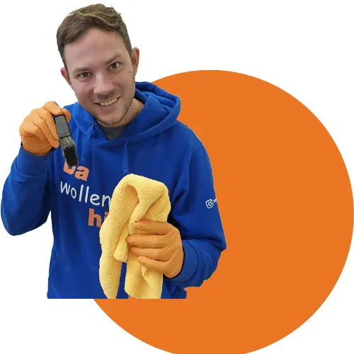 TopCar in Österreich Donhauser mit Pinsel in der Hnd für Auto Innenreinigung