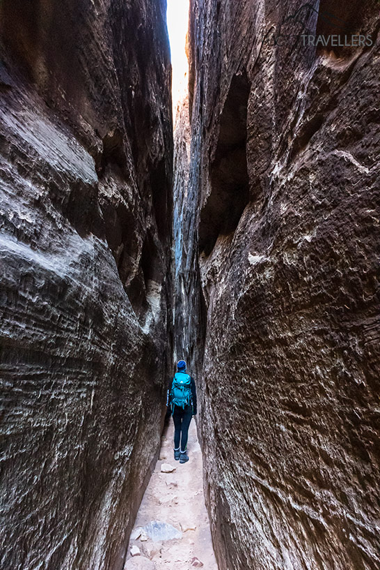 Reisejournalistin Biggi Bauer in einem dunklen Slotcanyon auf dem Joint Trail im Canyonlands Nationalpark in Utah