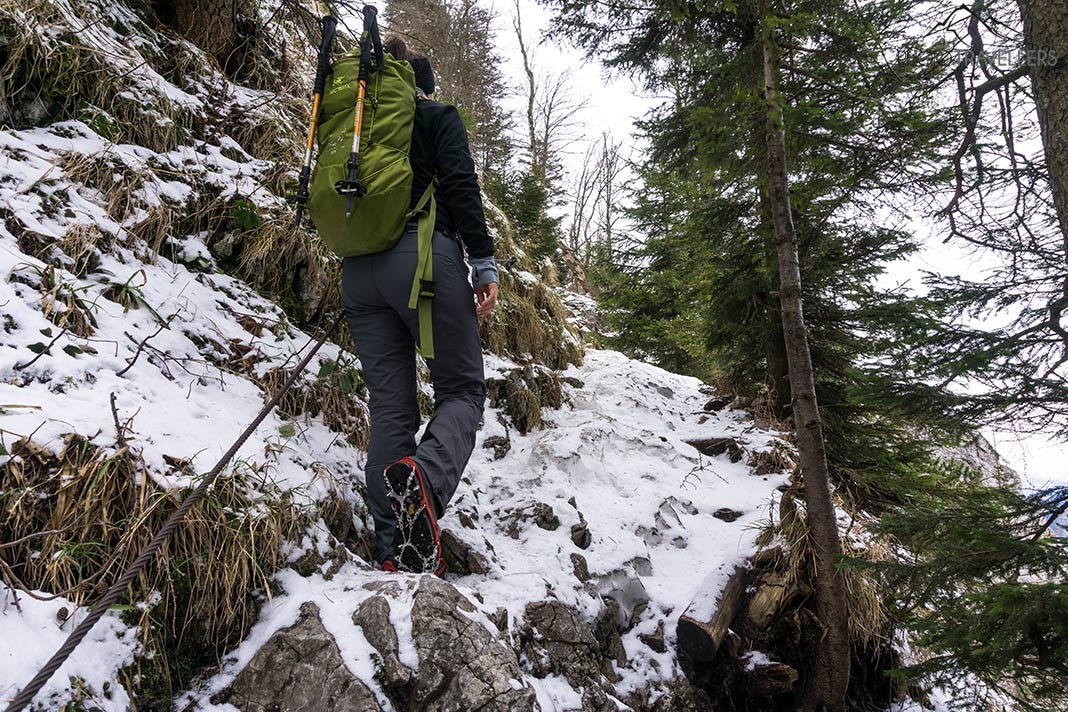 Reisebloggerin Biggi Bauer auf einem vereisten felsigen Steig mit den Snowline Spikes Pro