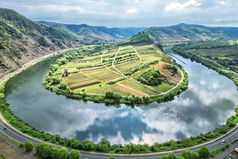 startseite-mosel-sehenswuerdigkeiten Blick über die Moselschleife bei Bremm