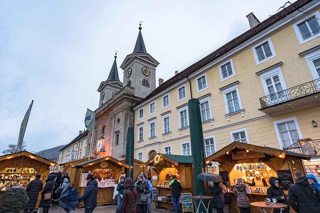 Besucher auf dem Weihnachtsmarkt in Tegernsee