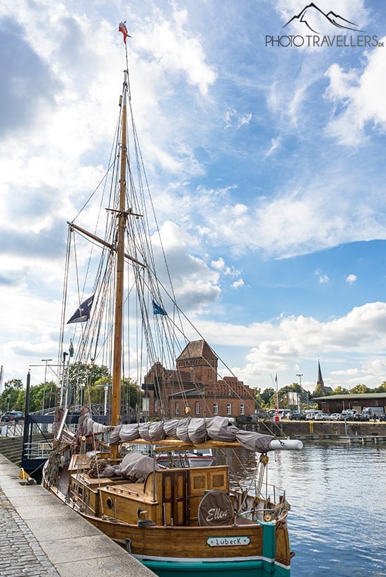 Ein historisches Segelschiff im Museumshafen von Lübeck