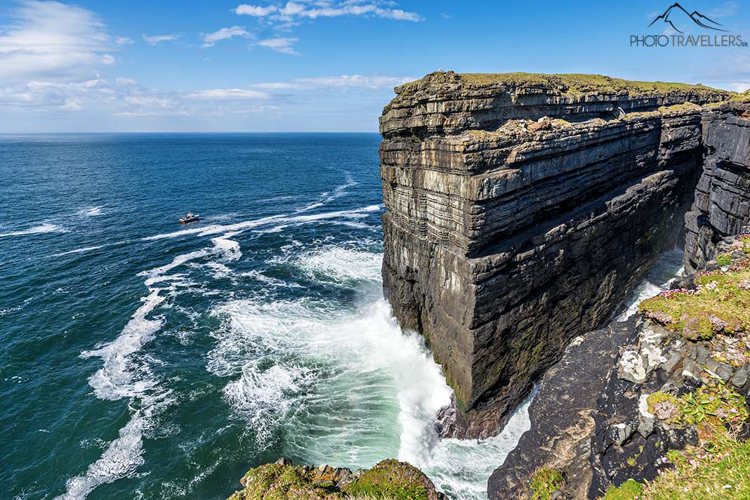 Der riesige Felsen im Meer am Ende des Loop Head Drive, Irland