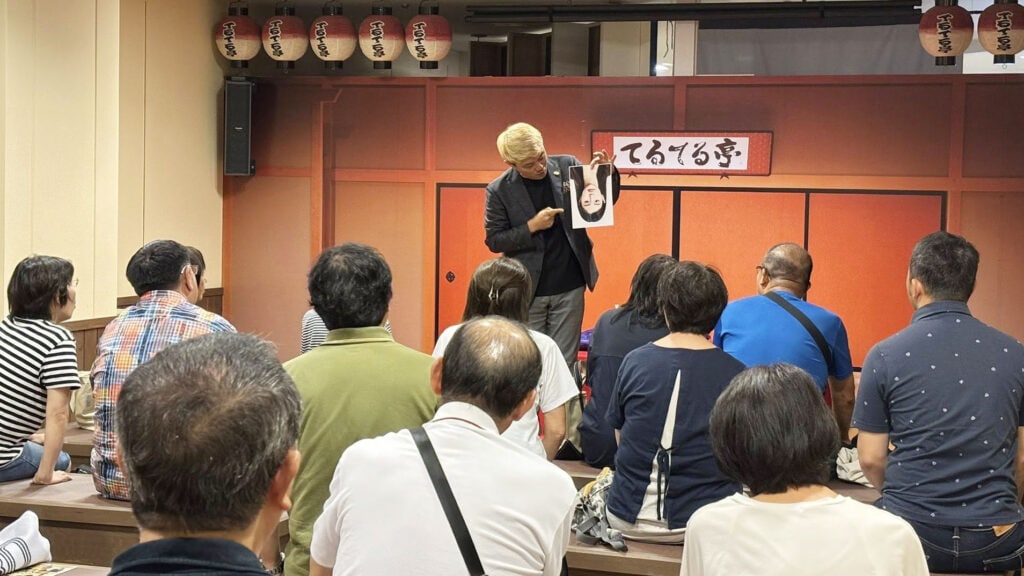 第154回ワンコイン寄席を開催!4月25日(土)てるてる亭で落語・漫才・マジック 2 マジシャン・コンプレッサーが富山市てるてる亭のワンコイン寄席で満員の観客を前にマジックを披露している様子