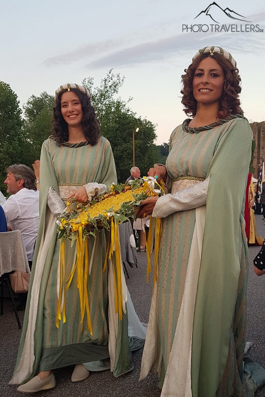 Zwei junge Frauen in traditioneller Tracht auf dem Tortellini-Fest in Borghetto