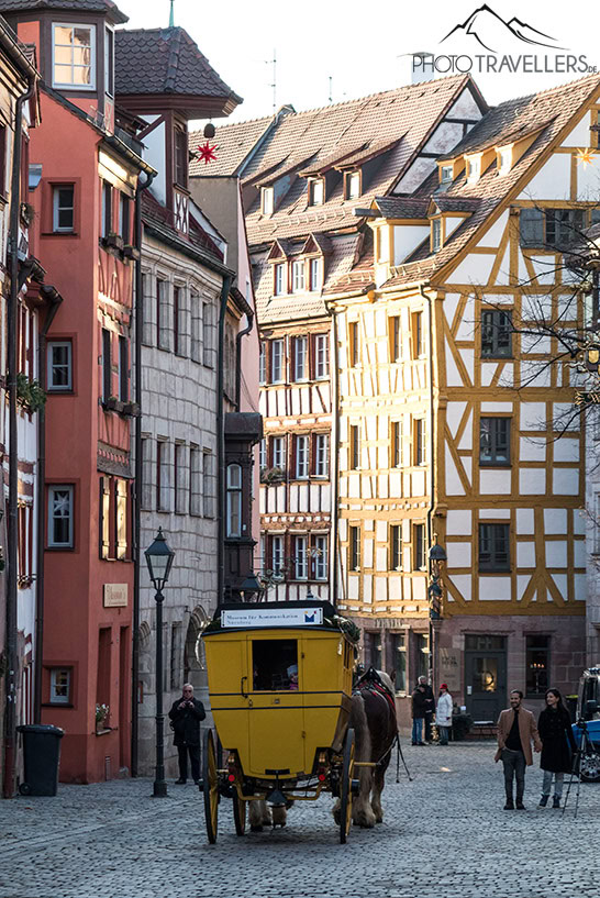 Eine Pferdekutsche in der Weißgerbergasse in Nürnberg