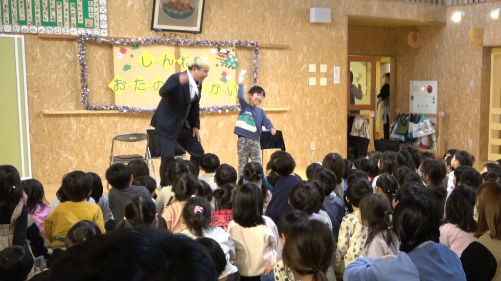 保育園・幼稚園のお楽しみ会にマジシャンを呼ぼう!園長先生のための完全ガイド【2026年版】 4 保育園の新年お楽しみ会でマジックのお手伝いをした男の子がガッツポーズで喜ぶ瞬間