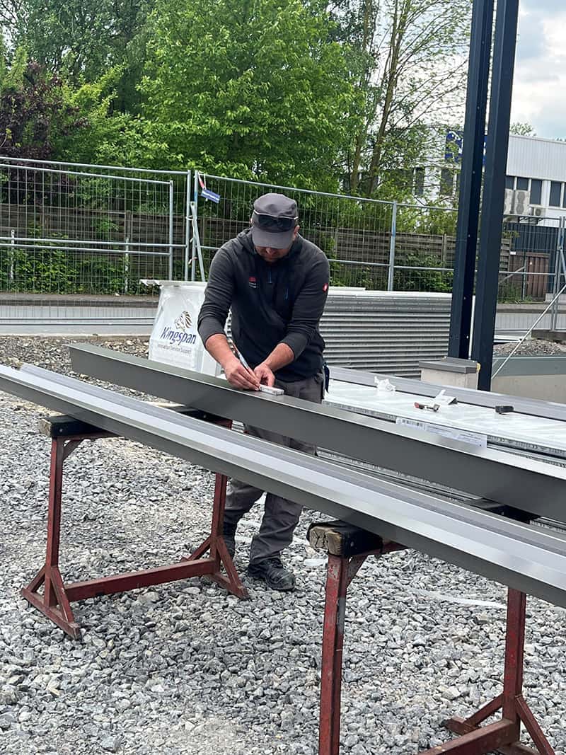 Monteur von ELF Monteur von ELF für Garagenpark