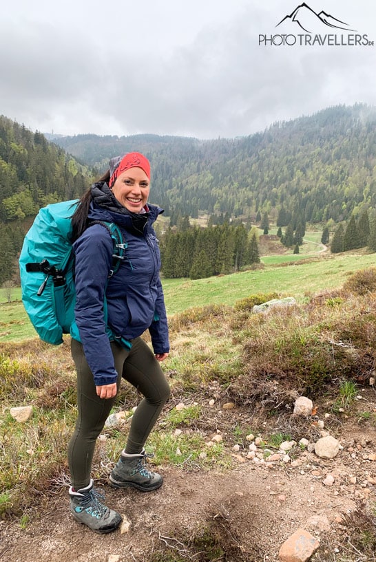 Reisebloggerin Biggi Bauer in Wanderkluft auf dem Albsteig im Schwarzwald