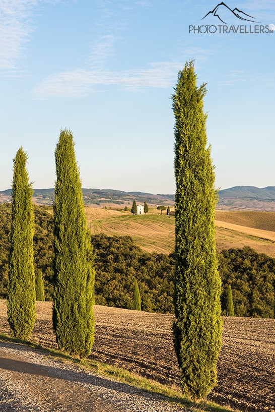 Der Blick durch zwei Zypressen auf die Cappella della Madonna di Vitaleta