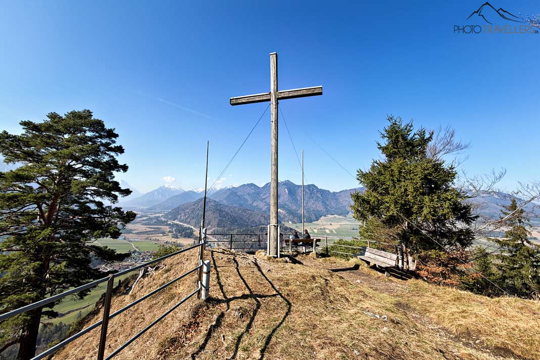 Das Heldenkreuz mit Bänken bei Eschenlohe