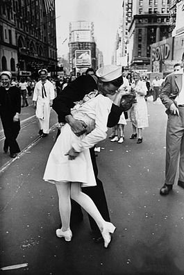 Le baiser légendaire sur Times square, en Août 1945 Le baiser légendaire sur Times square, en Août 1945