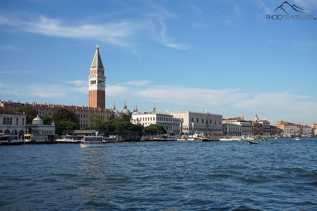 Der Blick über das Wasser zum Kai Riva degli Schiavoni, dahinter der Markusturm