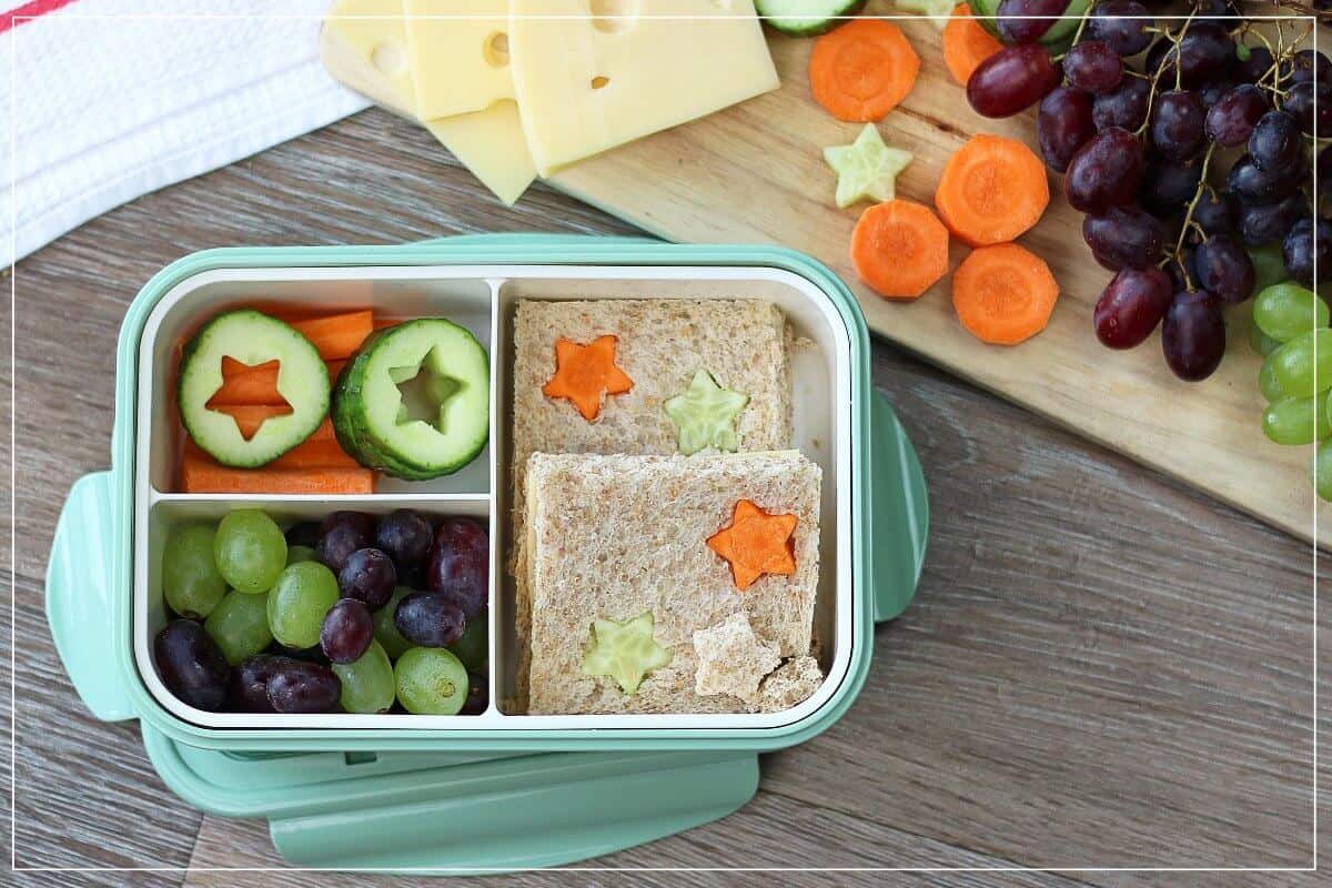 Käsetoast mit Gemüsesternen in der Kinder Pausendose oder Lunchbox