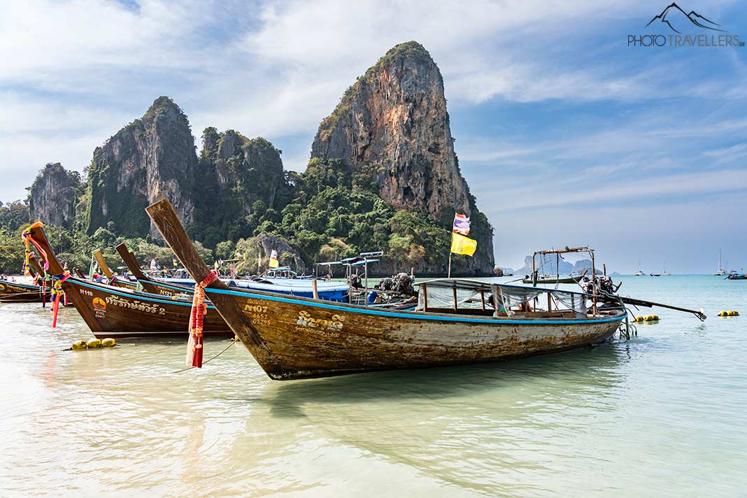 Mehrere Langboote am Railay West Beach