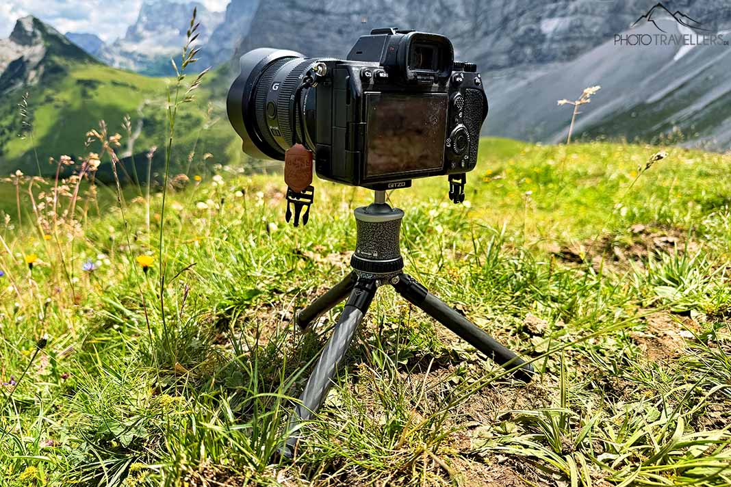 Die Sony Alpha 7 IV mit dem Reisestativ Gitzo Mini Traveler