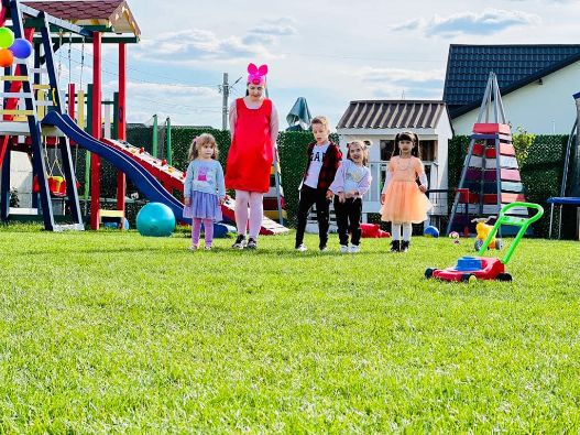 curte copil 2 Joy Party Place Locuri de Petreceri in Aer Liber pentru Copii Bucuresti