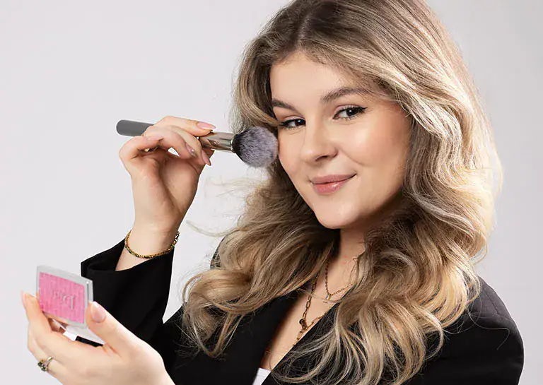 Absolventin der Famous Face Academy Jannika Zumbach mit einem Make-up Pinsel in der Hand