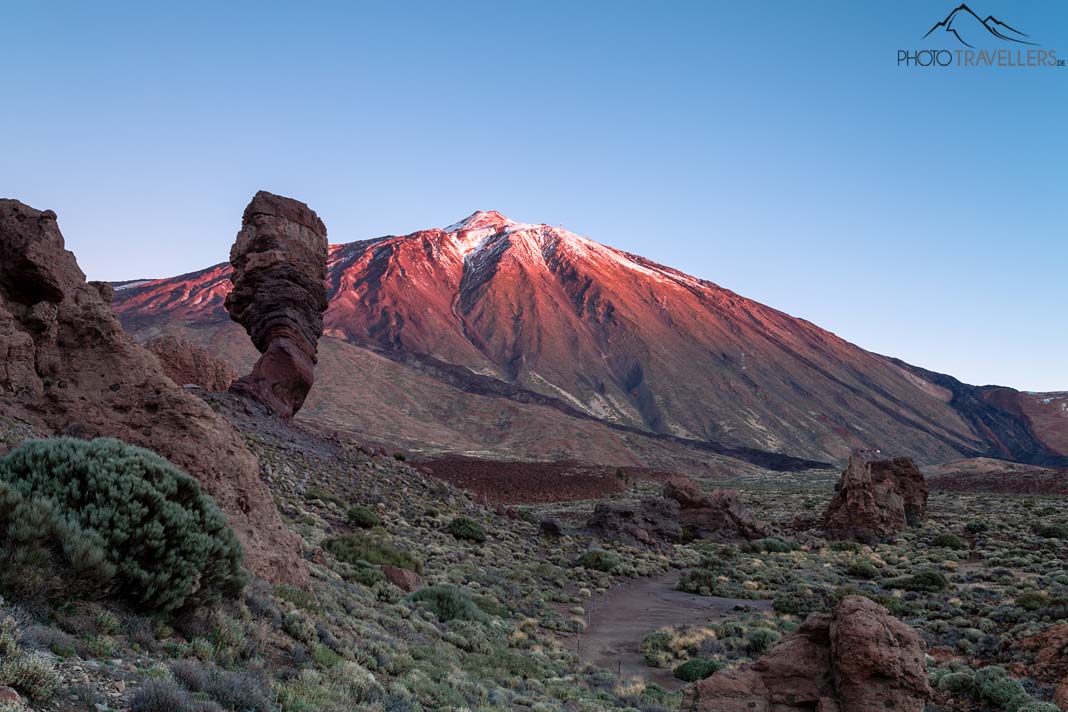 Der rot angestrahlte Teide auf Teneriffa am Morgen