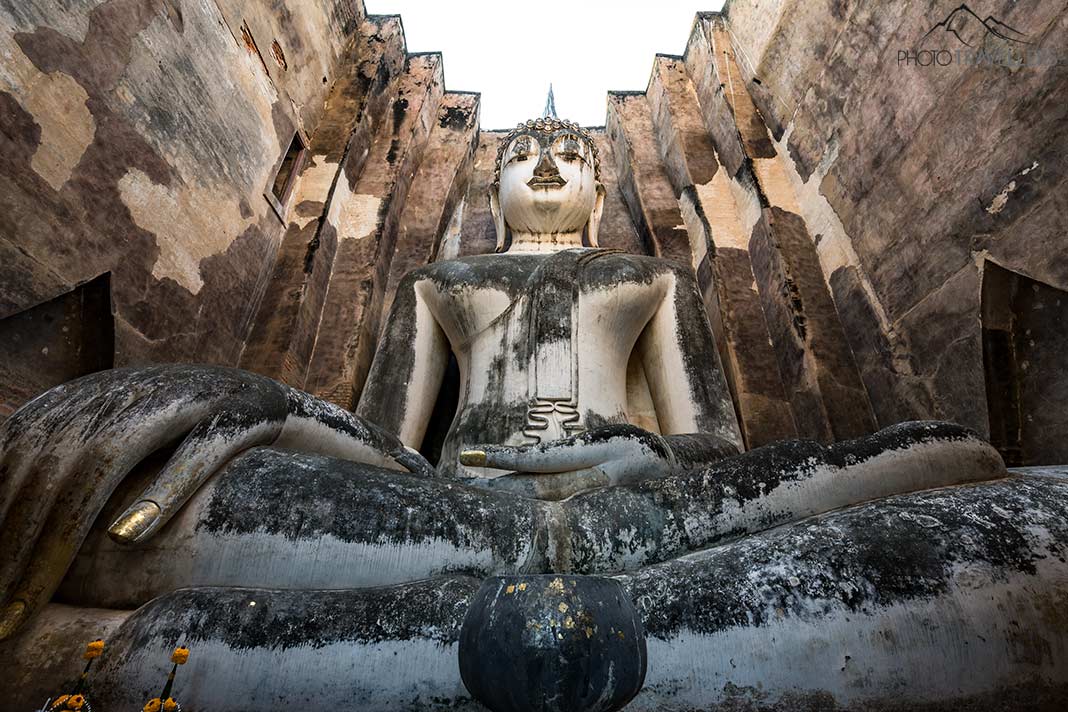 Die riesige Buddha-Statue im Tempel Wat Si Chum in Sukhothai