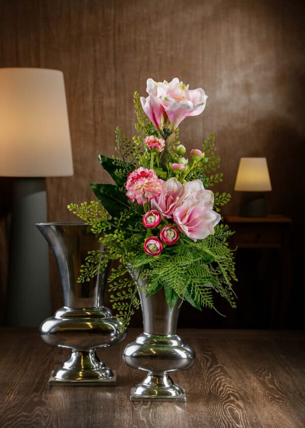 Vista frontale di un elegante bouquet di fiori finti, con fiori rosa come ranuncoli, garofani e grandi calle rosa accompagnati da un verde rigoglioso – bouquet fiori finti per cimitero