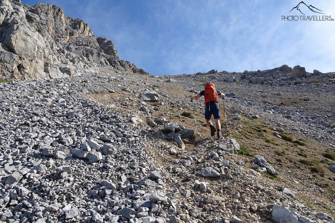 Reiseblogger Florian Westermann steigt einen steilen Geröllhang in Richtung Hochwanner auf