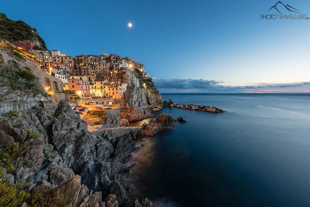 Der Küstenort Manarola (Cinque Terre) im Mondlicht