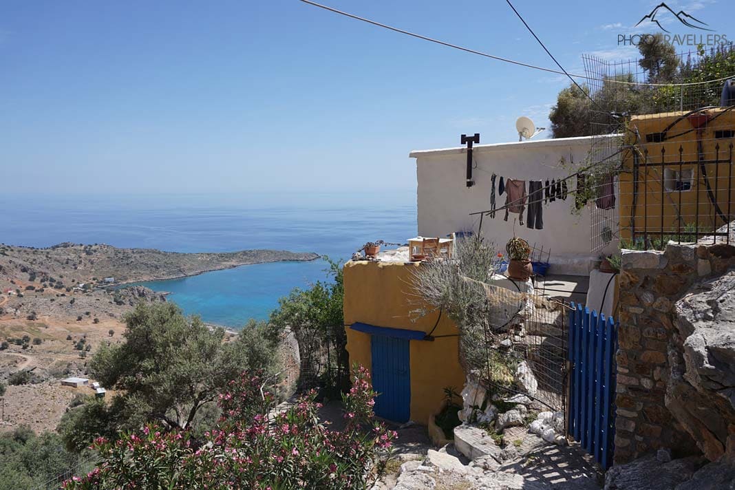 Farbenprächtige Häuser im Örtchen Livaniana mit Blick auf das Meer