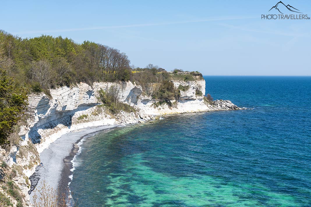Die weiße Kalkküste von Stevns Klint mit dem türkisen Meer