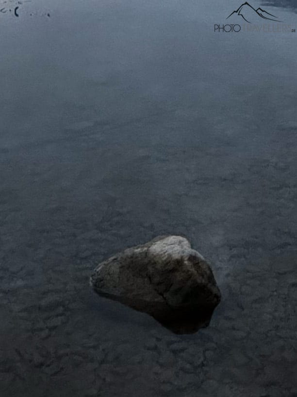 Der Kochelsee in Bayern am Morgen, aufgenommen mit der Ultraweitwinkelkamera vom iPhone 15 Pro Max, in der 100-Prozent-Ansicht