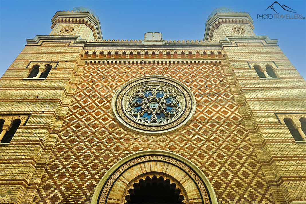 Steinornamente in ockertönen prägen die Fassade der jüdischen Synagoge mit ihren Doppeltürmen