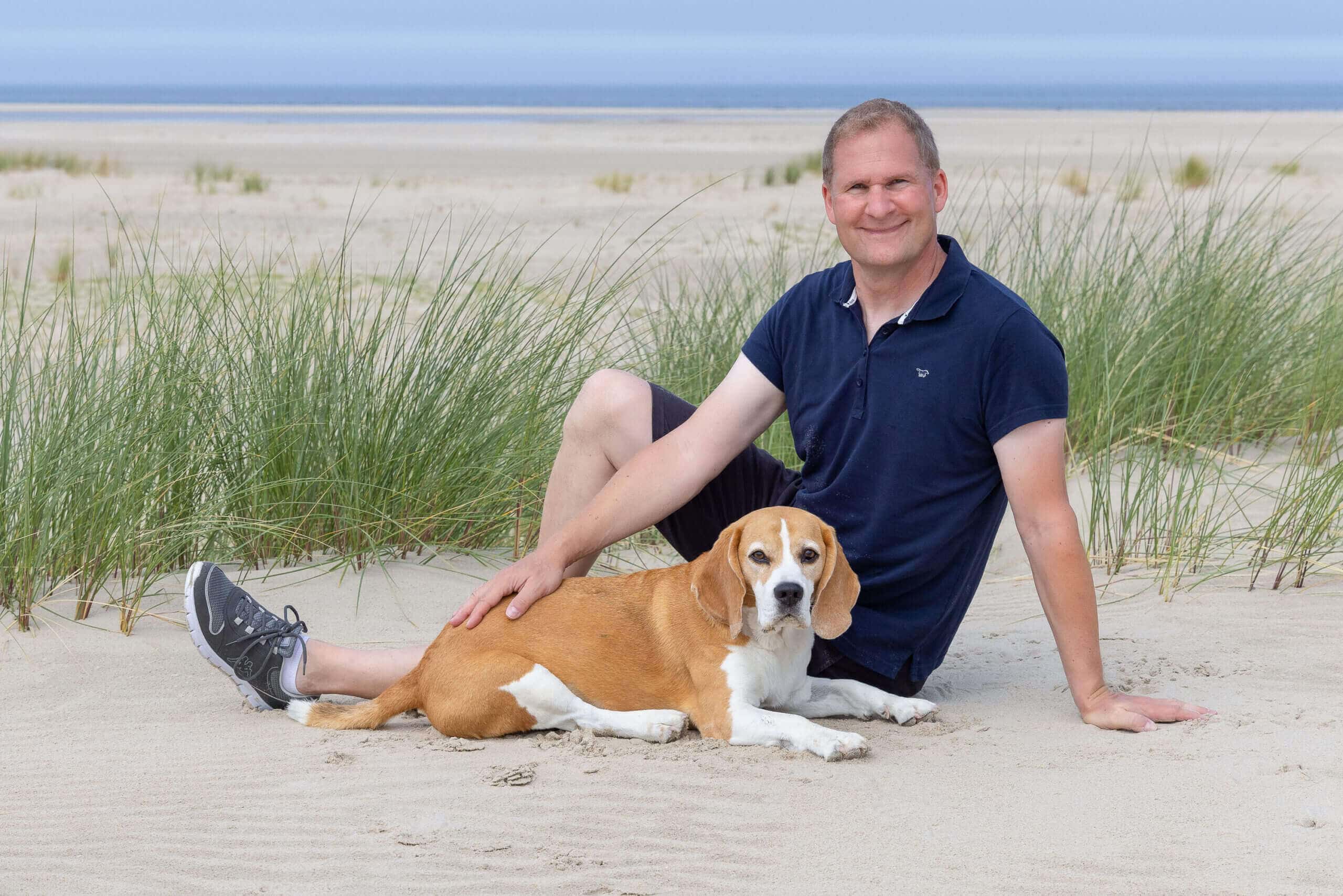 Fotograf Thore Scheu mit Hund auf der Insel Norderney Fotograf Thore Scheu mit Hund auf der Insel Norderney auf einer