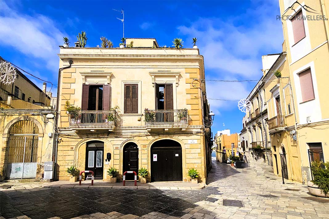 Altes Steinhaus in den gepflasteren Gassen der Altstadt von Brindisi