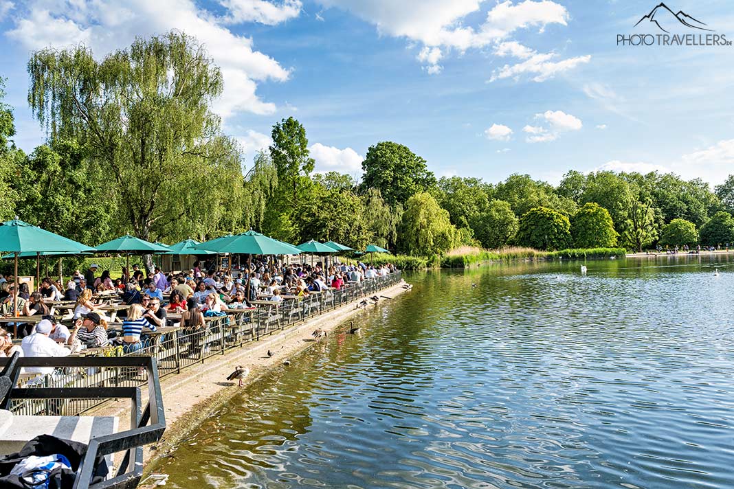 Besucher im Serpentine Bar & Kitchen am Wasser im Hyde Park, London