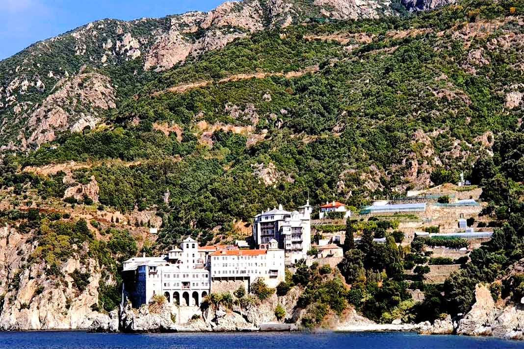 Ein mehrteiliges Kloster am Fuße des Bergs Athos
