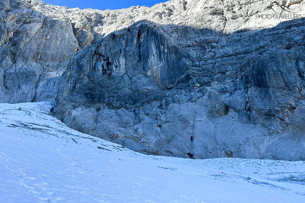 Zwei Bergsteiger an einer steilen Felswand am Beginn des Höllentalklettersteigs
