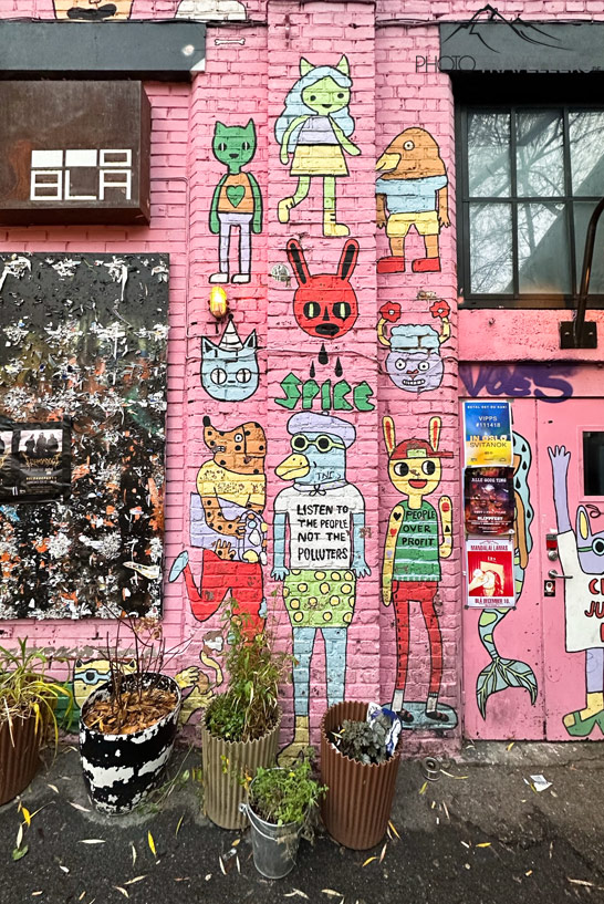 Ein buntes Grafitti in der Straße Brenneriveien in Oslo