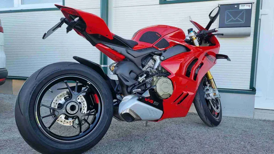 Motorrad Keramikversiegelung Ducati rot zugeschnitten