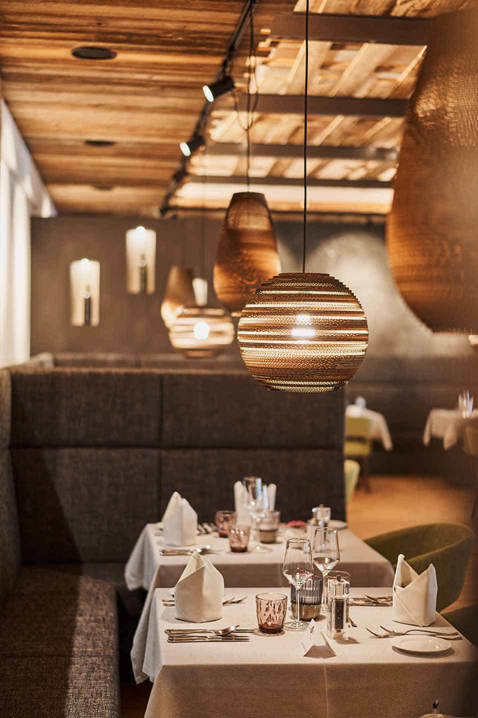 Festlich eingedeckte Abendtische im Restaurant