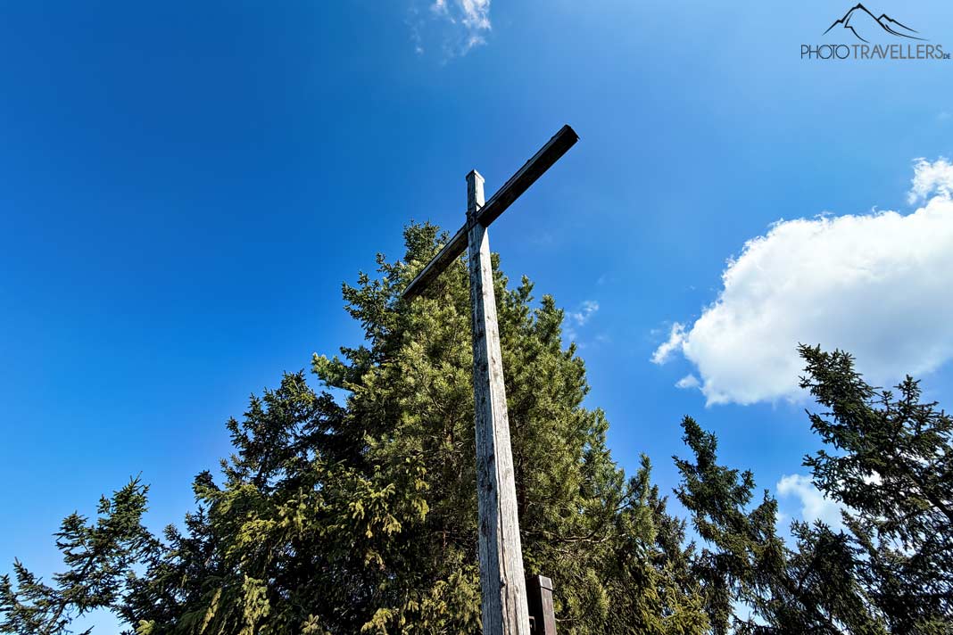 Das hölzerne Gipfelkreuz vom Osterfeuerkopf