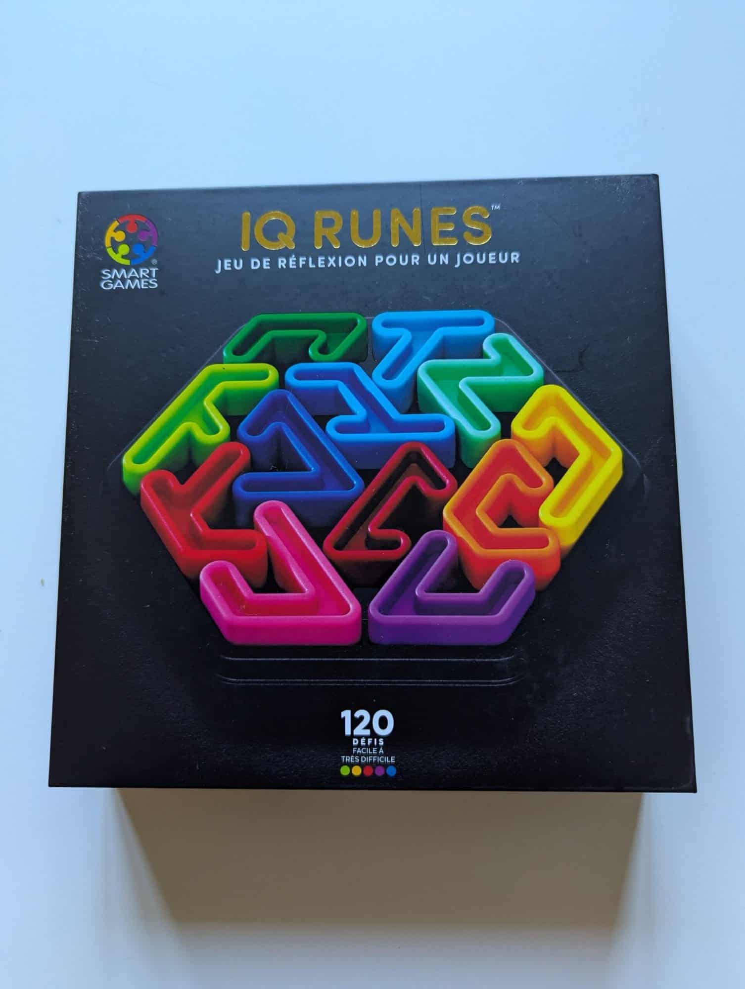 Coffret de jeu de réflexion IQ Runes de Smart Games avec pièces colorées en forme de runes.