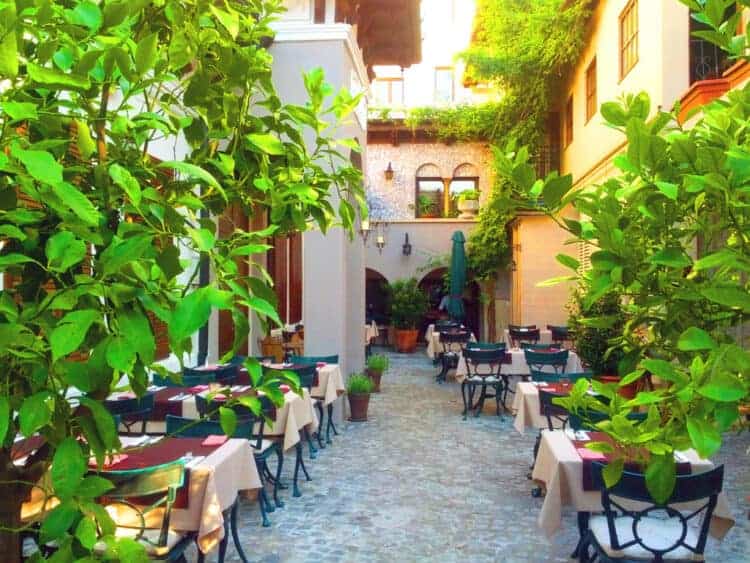 white horse restaurant cu loc de joaca terasa