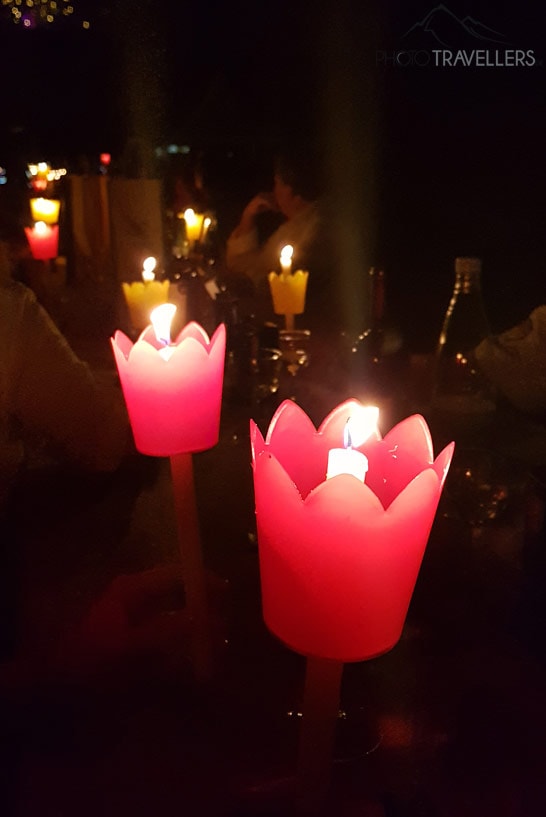 Rote Kerzen an der Tafel
