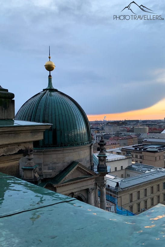 Der Blick von der Kuppel des Berliner Doms über die Stadt am Abend nach einem Regenschauer