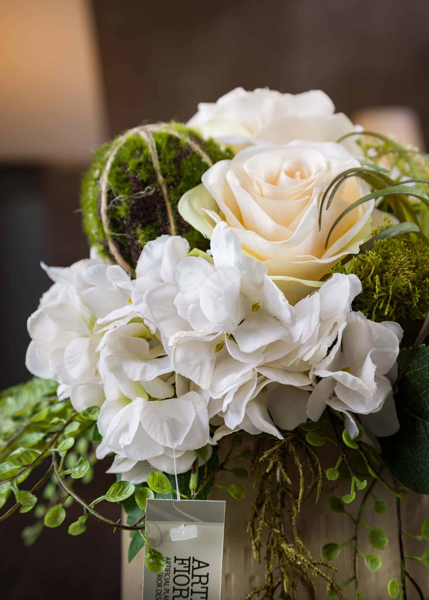 Composizione 5 Rose Rosse in Vaso – Eleganza Discreta, image size:1500x2100