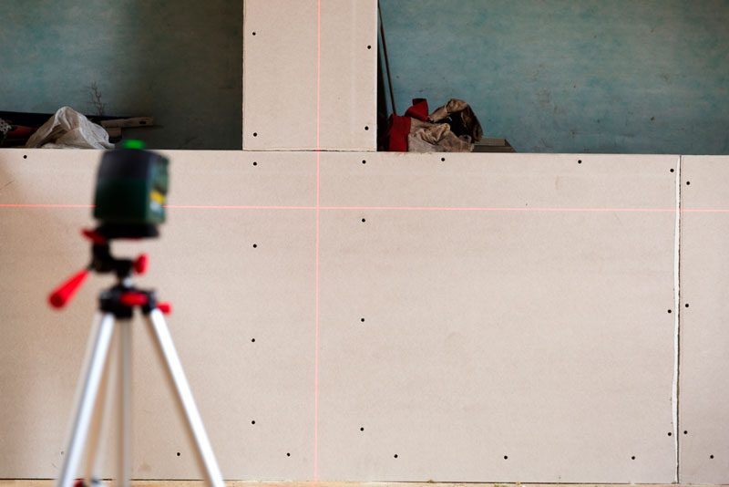 Gipskartonplatten mit Kreuzlinienlaser ausrichten
