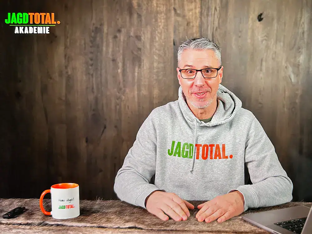 JAGD TOTAL Akademie – Videotraining mit Carsten Carsten von JAGD TOTAL erklärt jagdliches Wissen in der Online-Akademie im Videostudio.